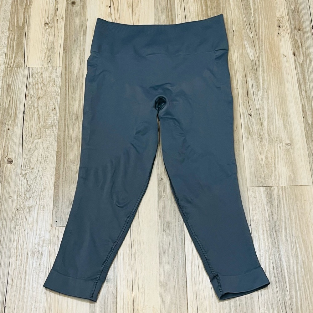 lululemon gray cropped capri leggings scuplting zone in seamless size 12